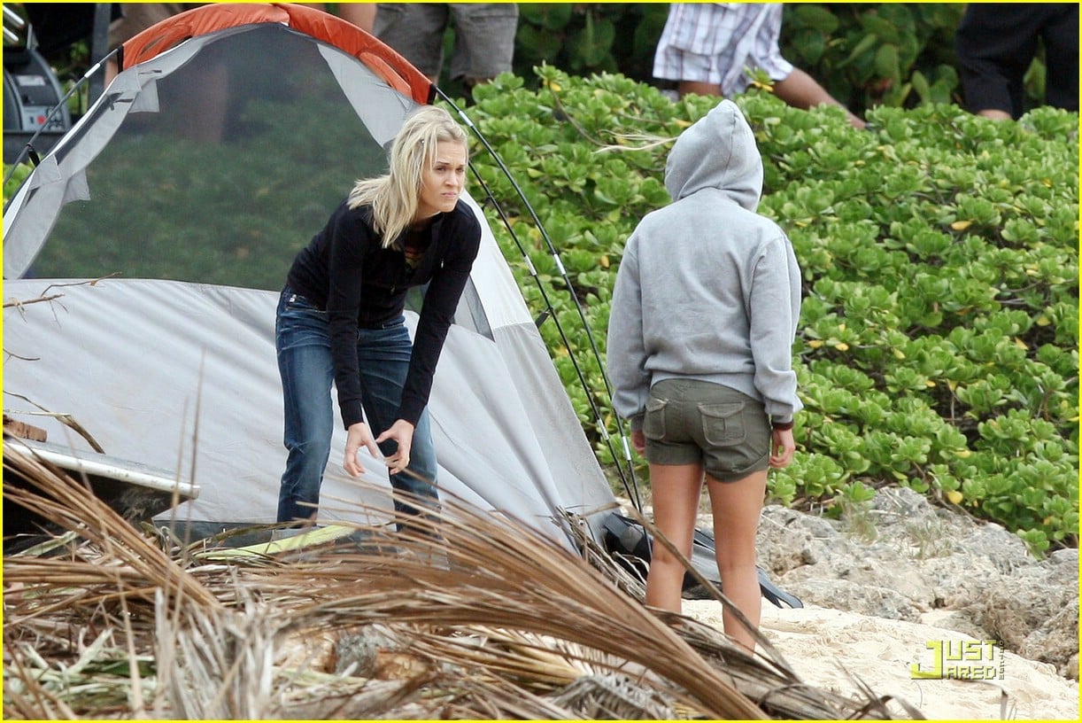 AnnaSophia Robb & Carrie Underwood Take Care of Thailand Photo 358504