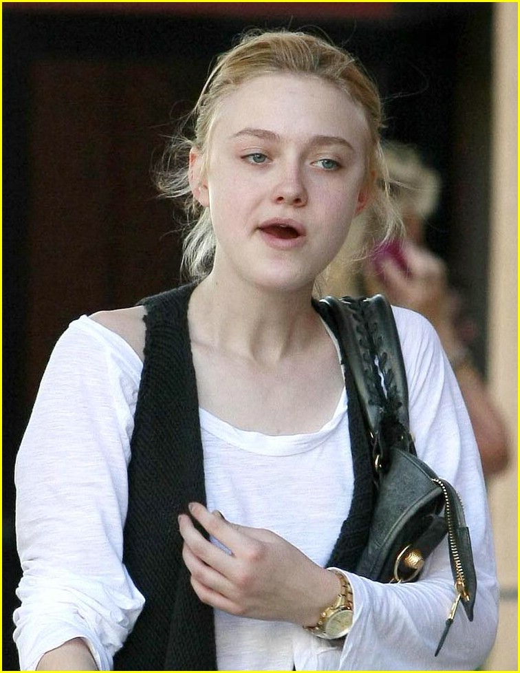 Dakota Fanning: Last Minute Valentine's Day Shopping! | Photo 358752