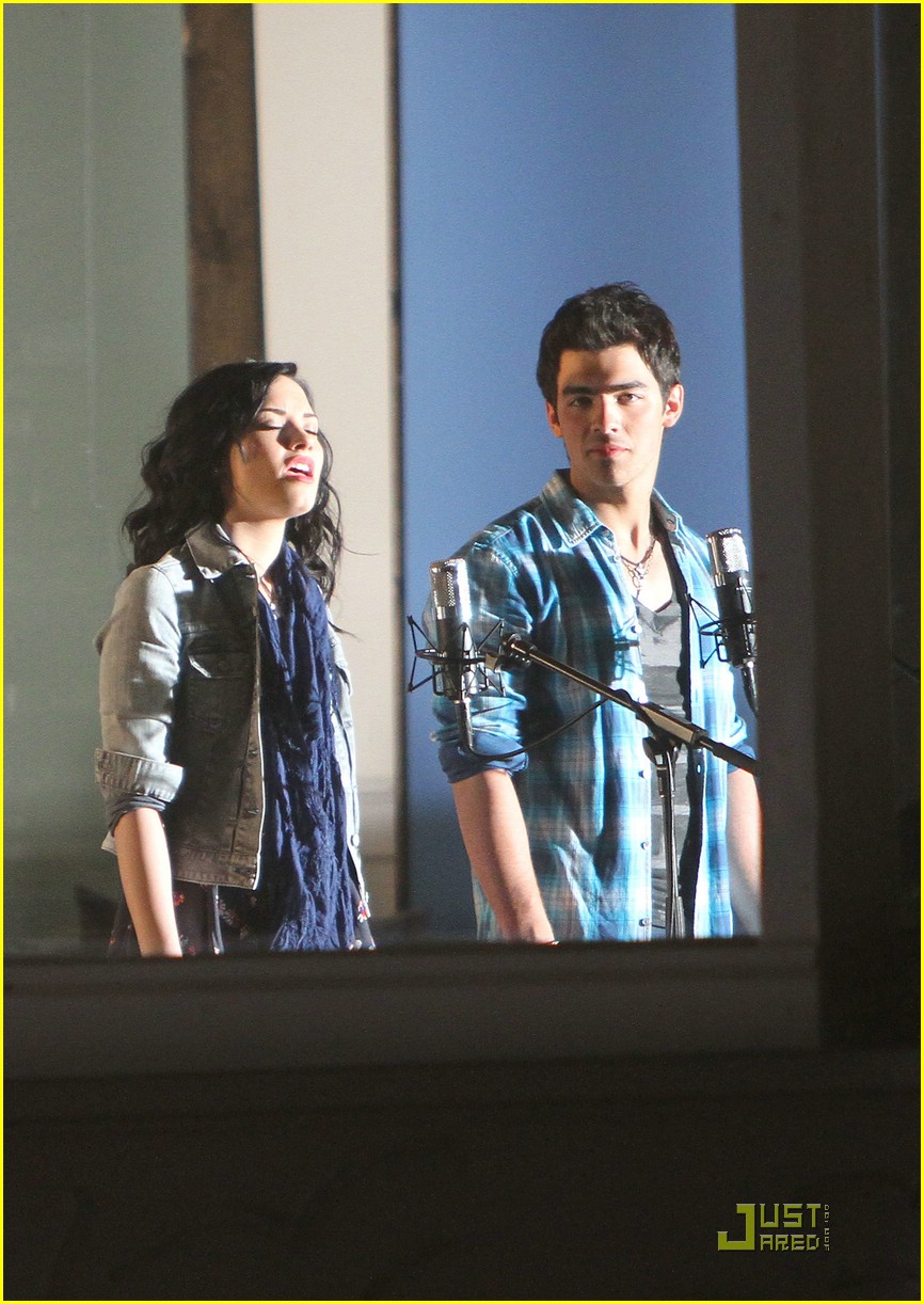 Joe Jonas & Demi Lovato Making Waves on The Beach Photo 358897 Photo Gallery Just Jared Jr.