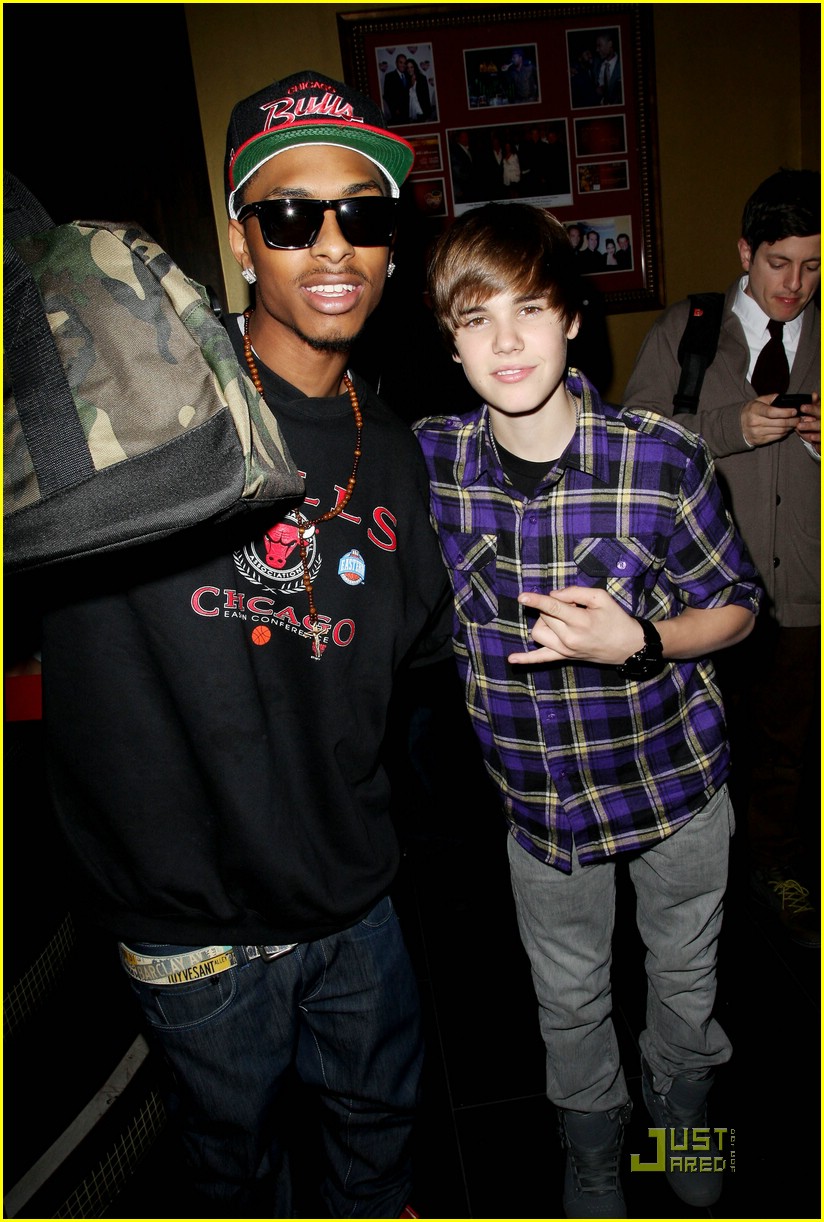 Full Sized Photo of justin bieber 2010 grammys 12 | Justin Bieber Meets ...