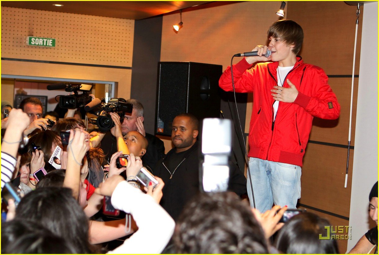 Justin Bieber Shuts Down the Citadium in Paris Photo 359719 Photo