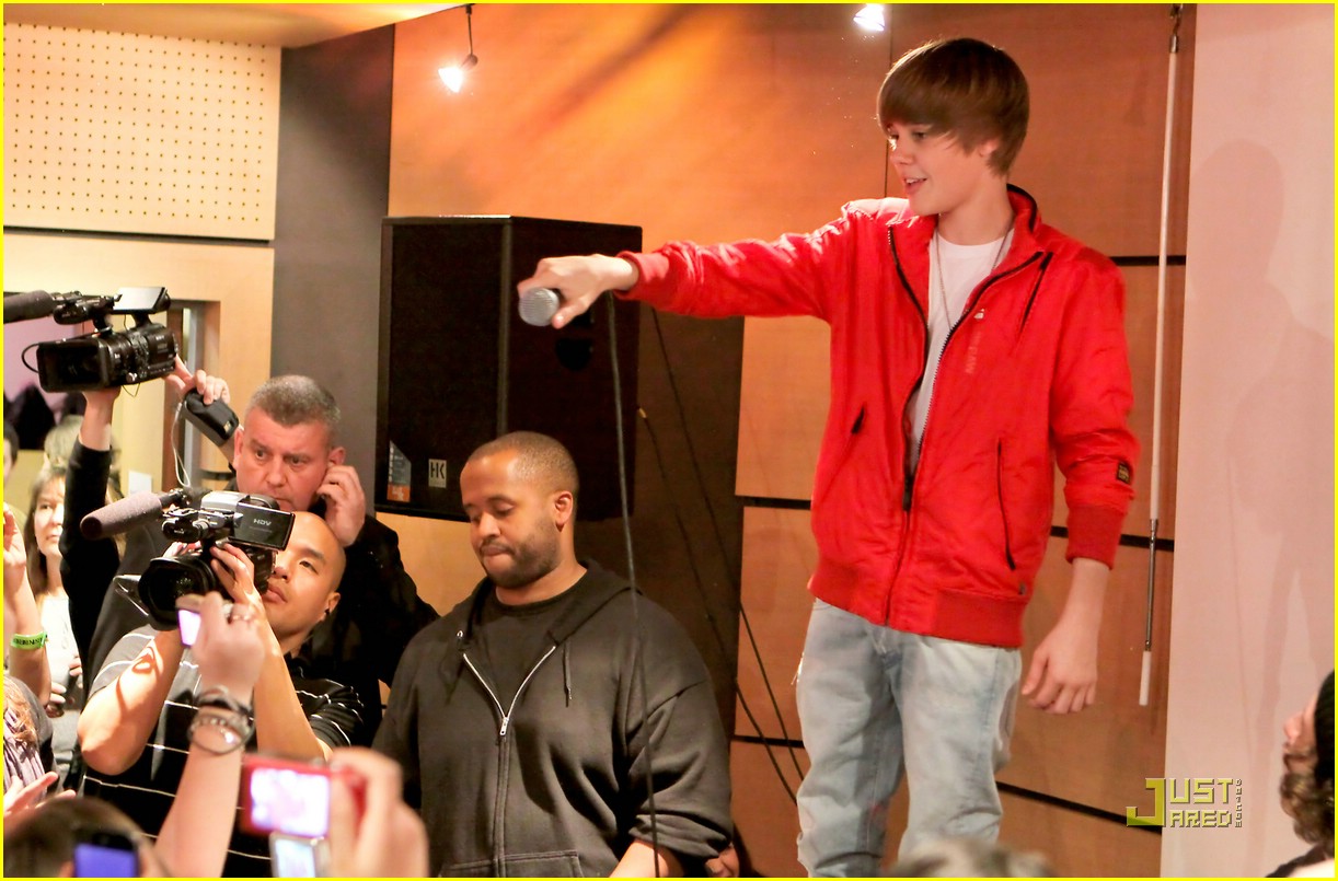 Justin Bieber Shuts Down the Citadium in Paris Photo 359722 Photo