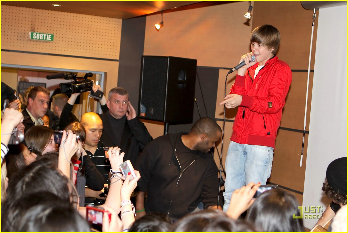 Justin Bieber Shuts Down the Citadium in Paris Photo 359725 Photo