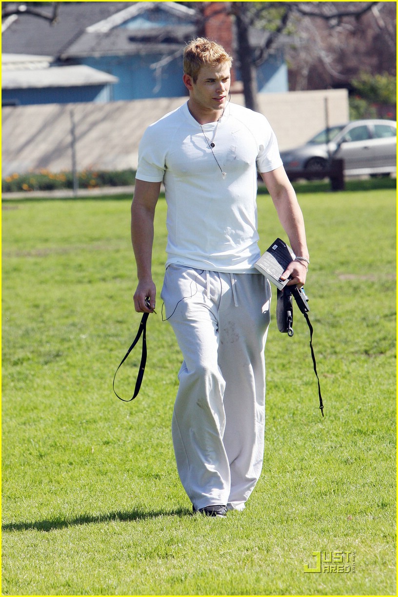 Kellan Lutz Climbs A Tree Reads A Book Photo Photo Gallery Just Jared Jr