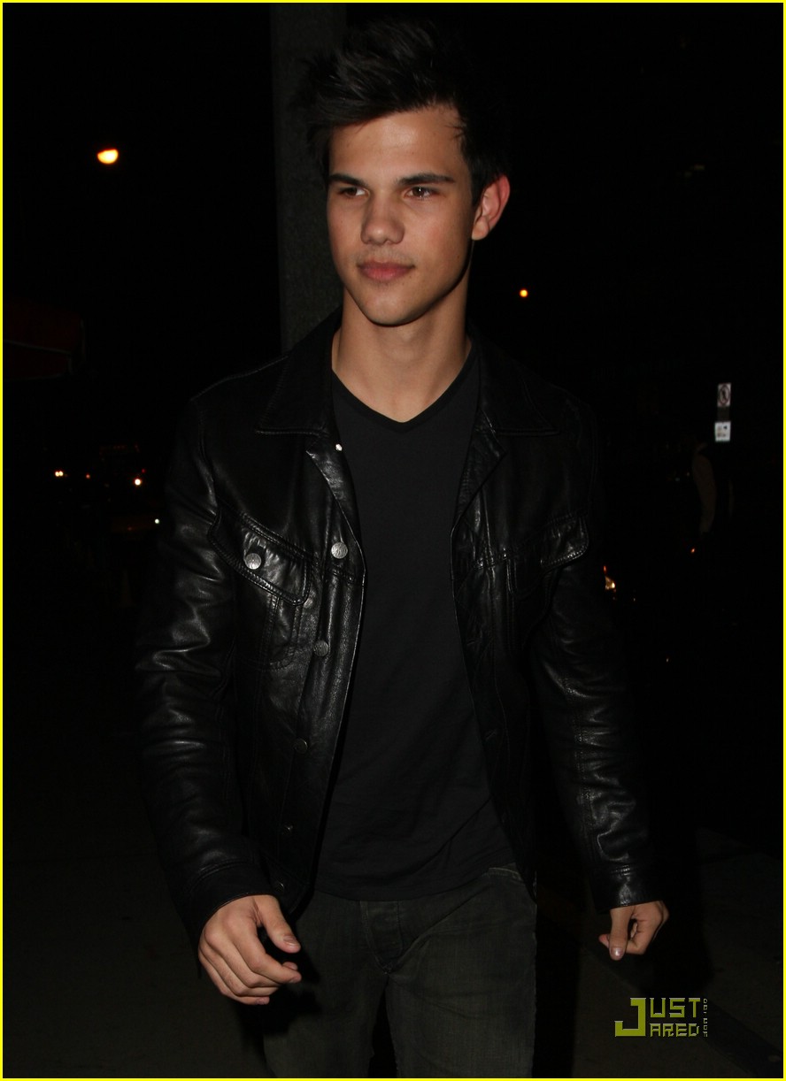 Taylor Lautner is a Boa Boy | Photo 359705 - Photo Gallery | Just Jared Jr.