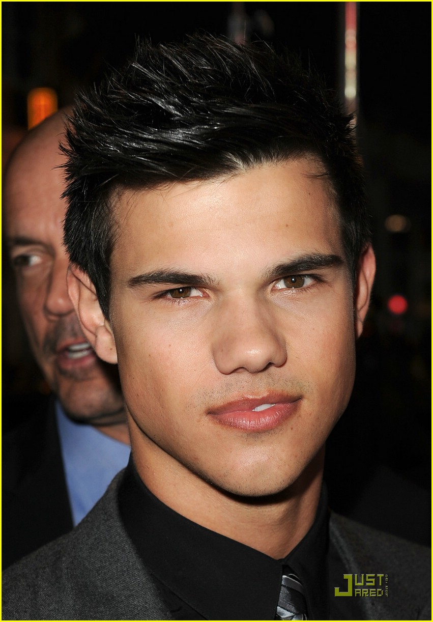 Taylor Lautner Premieres Valentine's Day | Photo 357942 - Photo Gallery ...