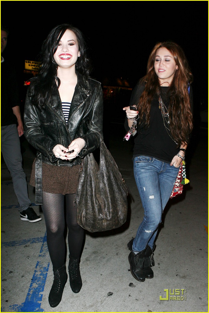 demi lovato miley cyrus jerry deli 08