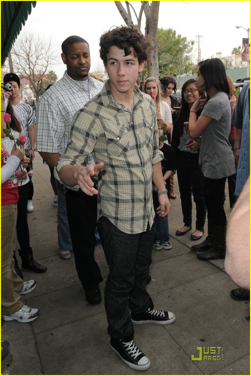 Full Sized Photo Of Nick Jonas Roses Fans 25 