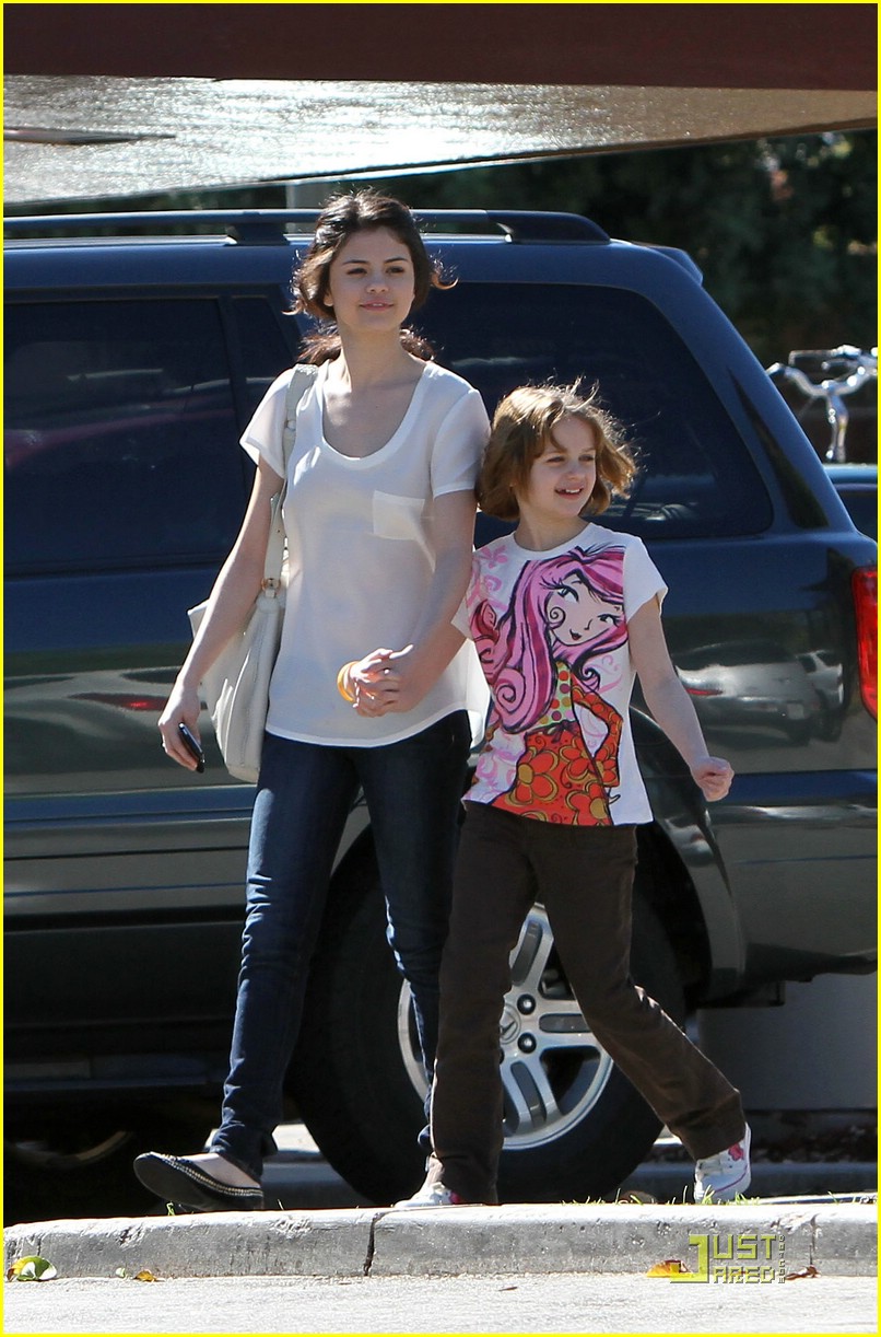 selena gomez joey king breakfast 04