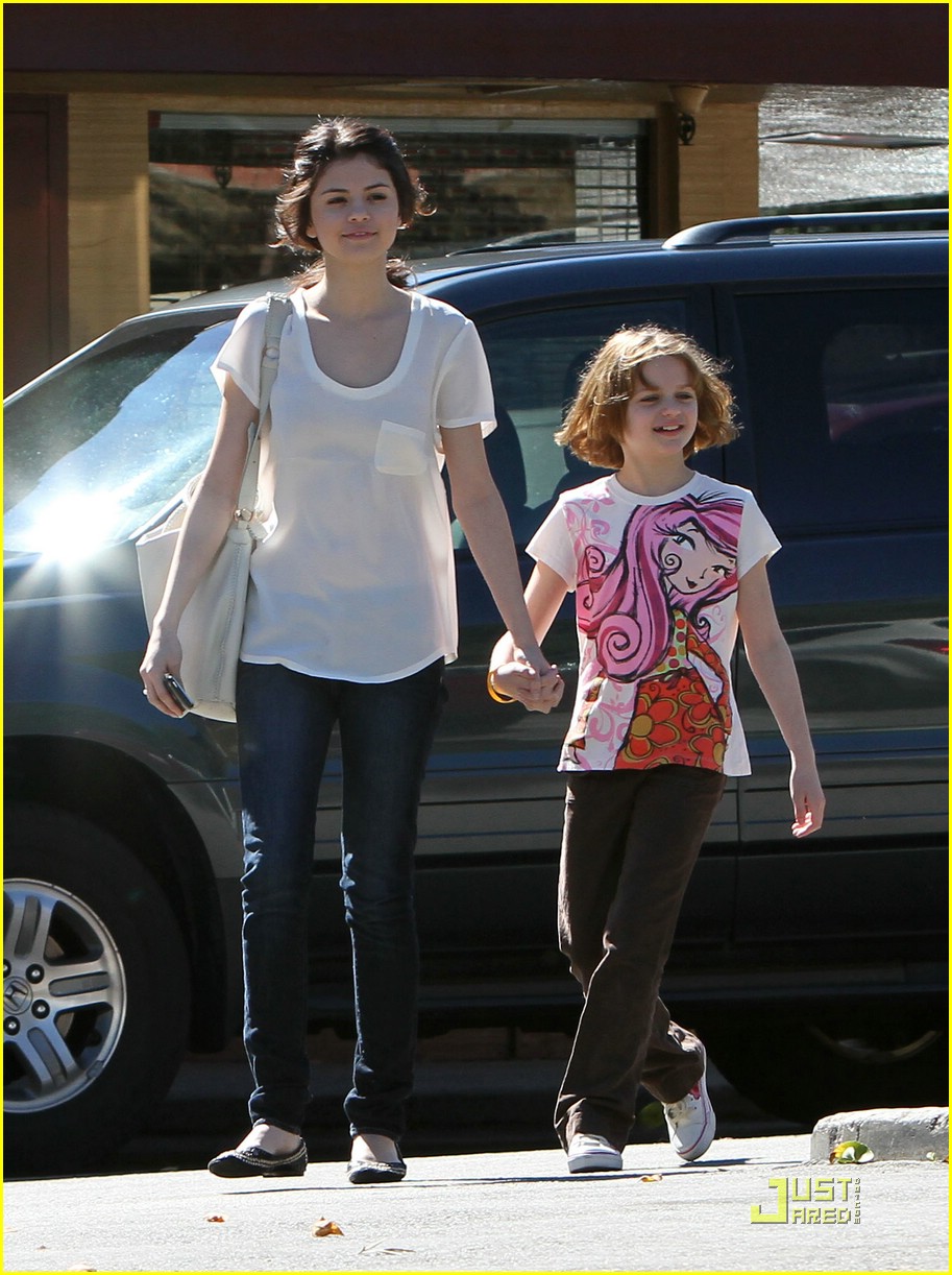selena gomez joey king breakfast 06