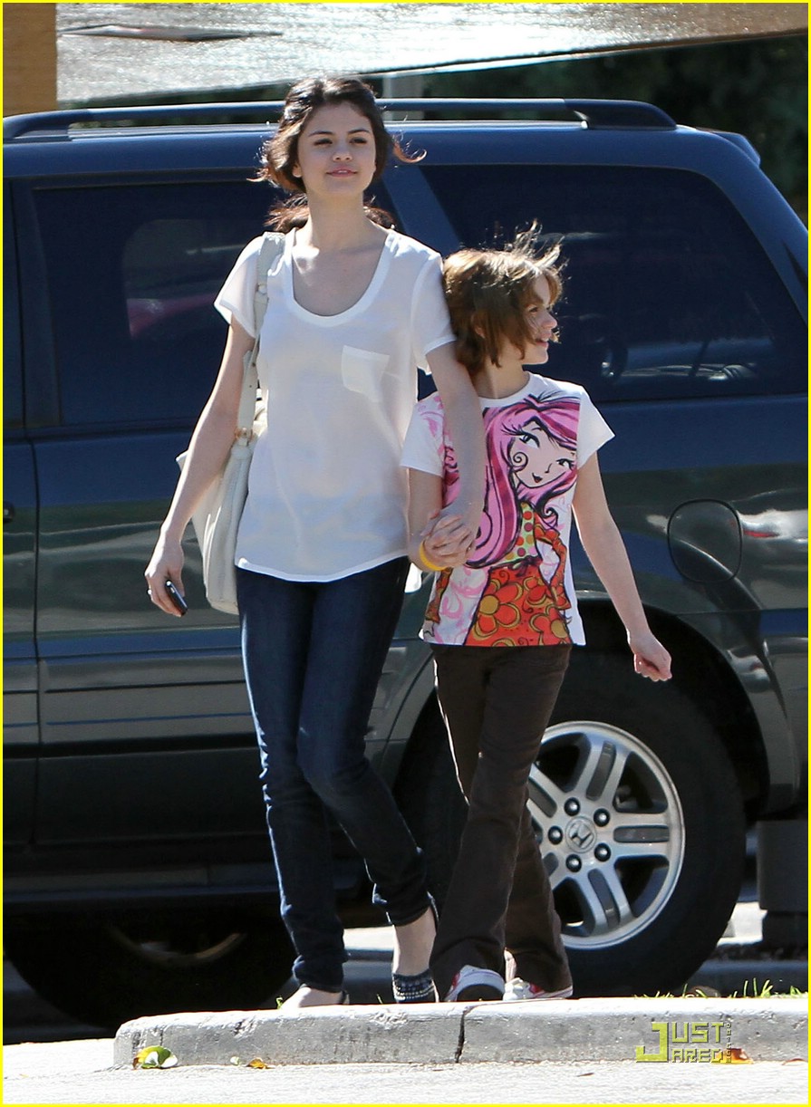 selena gomez joey king breakfast 11