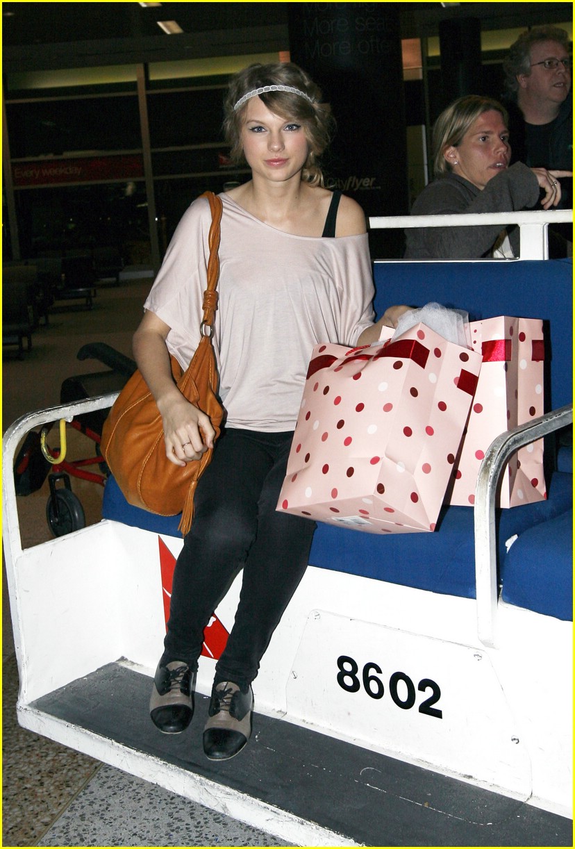 Full Sized Photo of taylor swift sydney airport depart 06 Taylor Swift Says Goodbye to Sydney