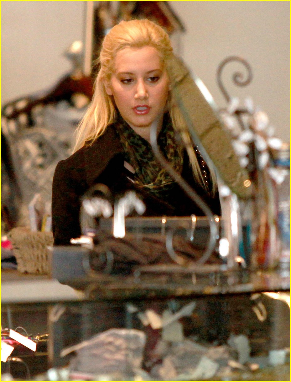 Ashley Tisdale is Blue Painted Photo 357737 Photo Gallery