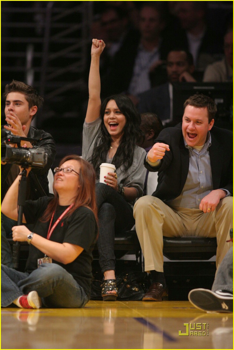 Full Sized Photo of zac efron vanessa hudgens lakers 01 | Zac Efron