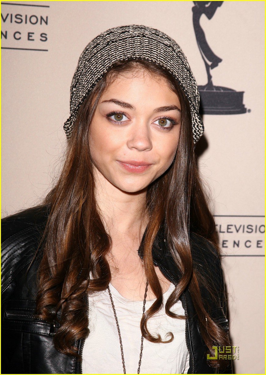 ariel winter sarah hyland modern family 11