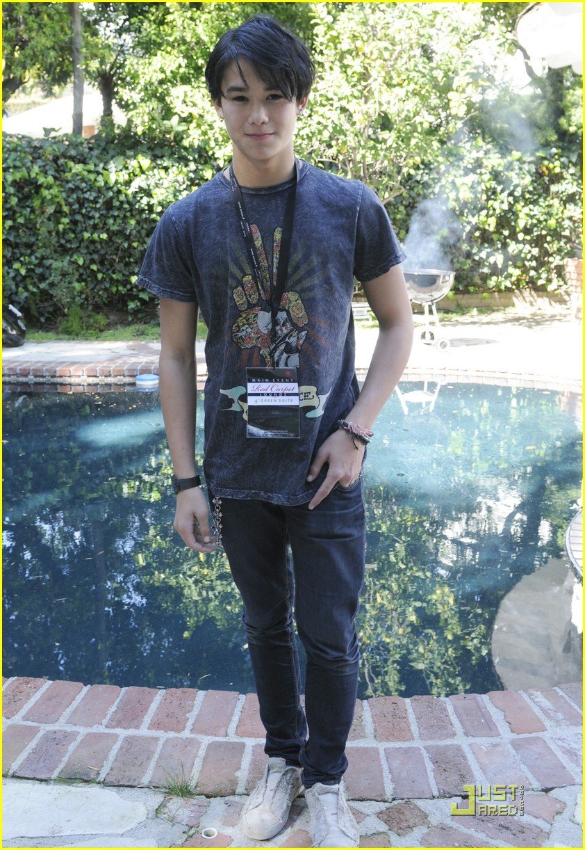 cassie scerbo booboo stewart gifting 08