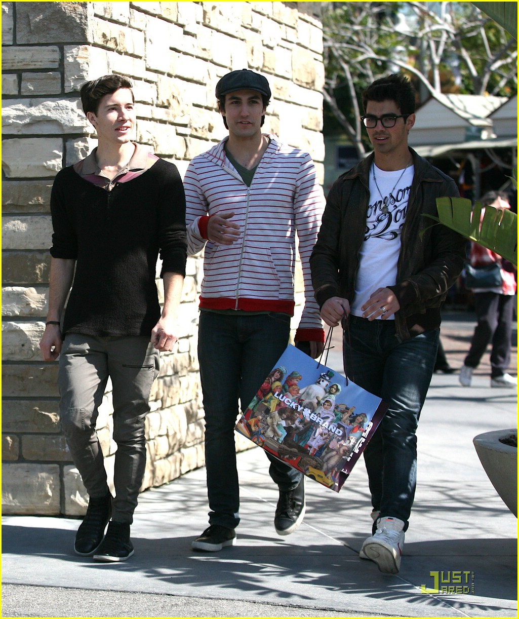 Joe Jonas Grooves at the Grove | Photo 361656 - Photo Gallery | Just ...