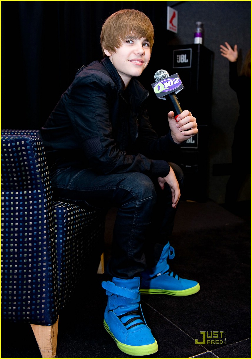 Justin Bieber: Blue Suede Shoes Showoff: Photo 361452 | Justin Bieber  Pictures | Just Jared Jr.