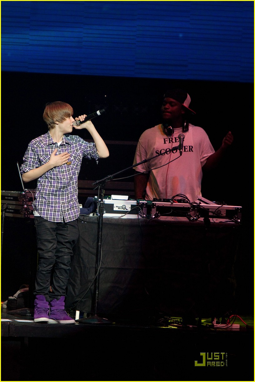 Justin Bieber Cheers Up Chicago Photo 363452 Photo Gallery Just