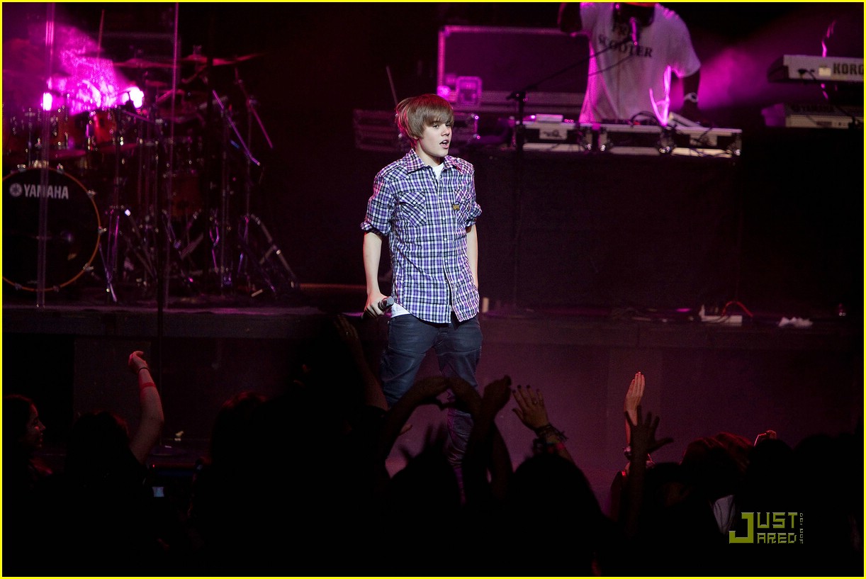 Justin Bieber Cheers Up Chicago Photo 363457 Photo Gallery Just