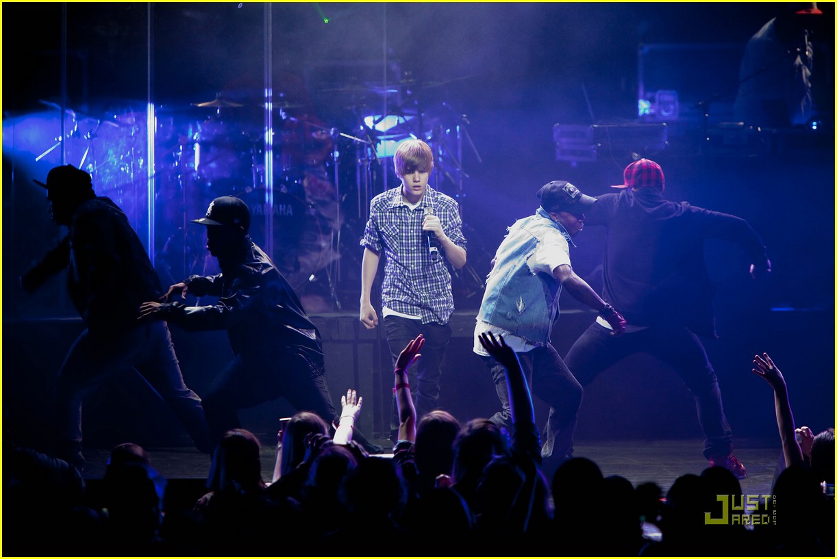 Justin Bieber Cheers Up Chicago Photo 363471 Photo Gallery Just