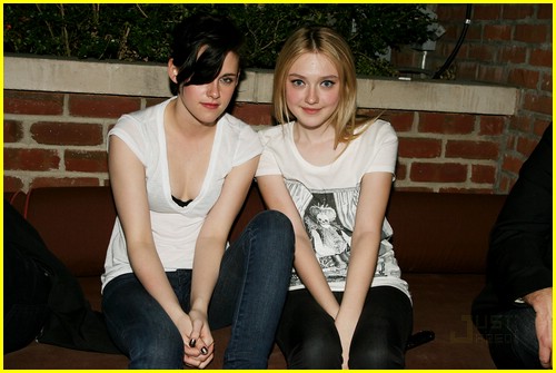 Full Sized Photo of dakota fanning kristen stewart bowery hotel 01