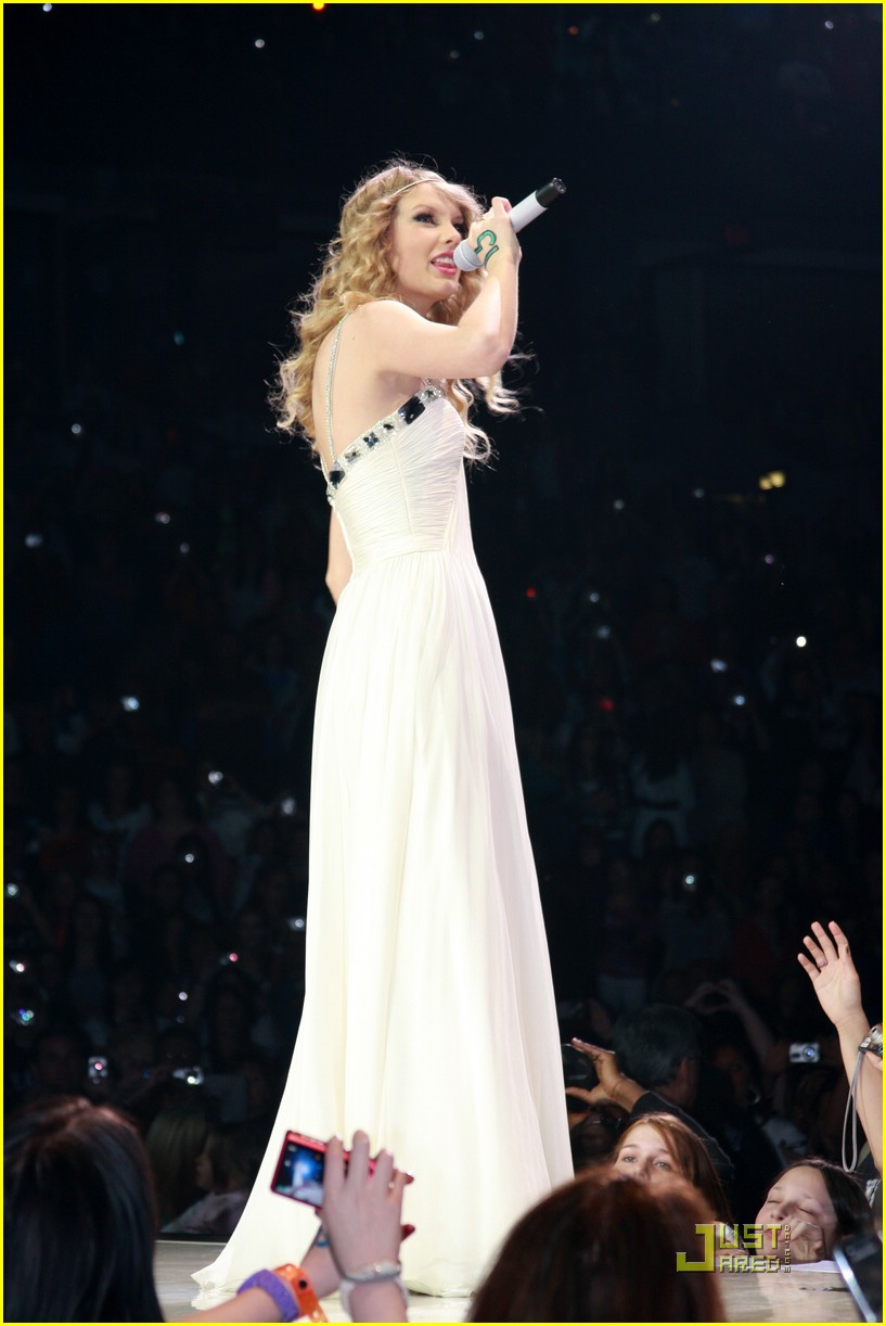 Full Sized Photo of taylor swift tampa concert 03 Taylor Swift Takes