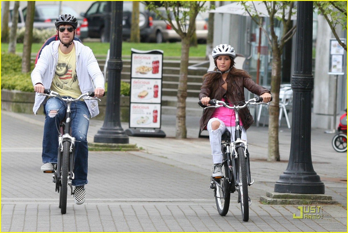 Ashley Tisdale & Scott Speer: Bike Ride Around Vancouver | Photo 366993