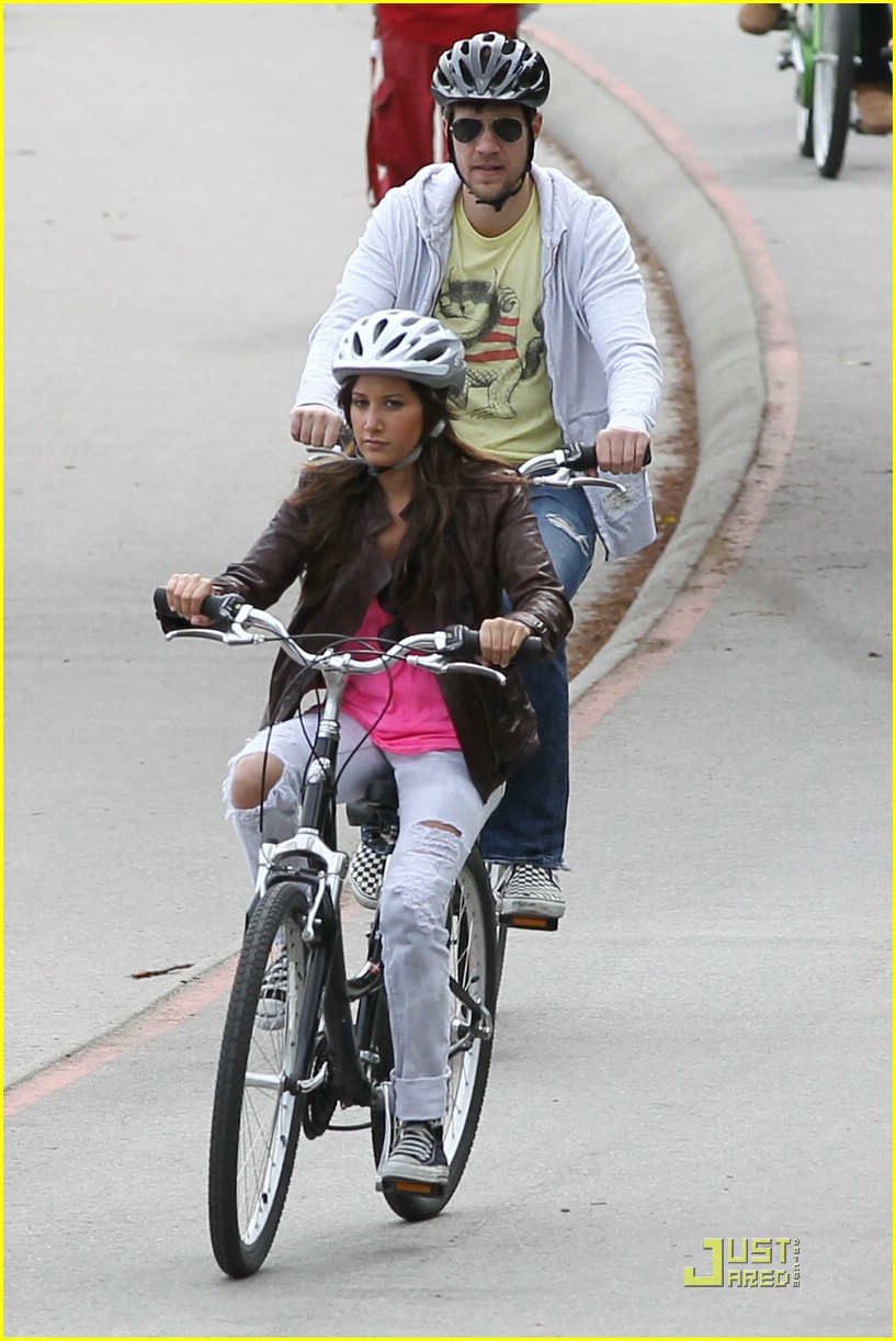 Ashley Tisdale & Scott Speer: Bike Ride Around Vancouver | Photo 366995