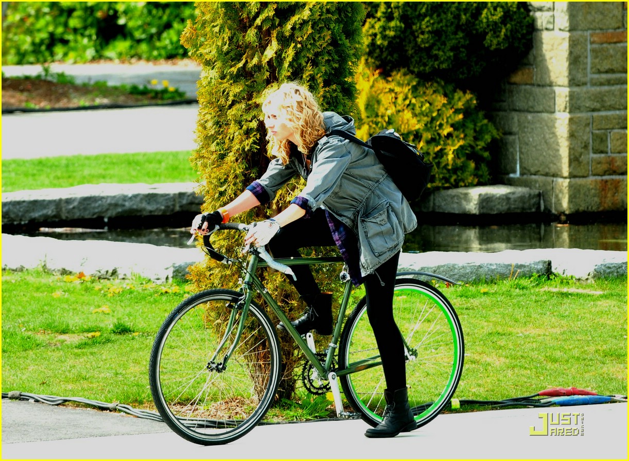 Ashley Tisdale & Scott Speer: Bike Ride Around Vancouver | Photo 366996