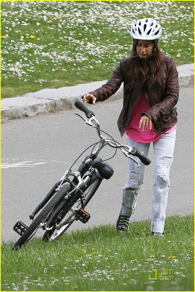 Ashley Tisdale & Scott Speer: Bike Ride Around Vancouver | Photo 366997