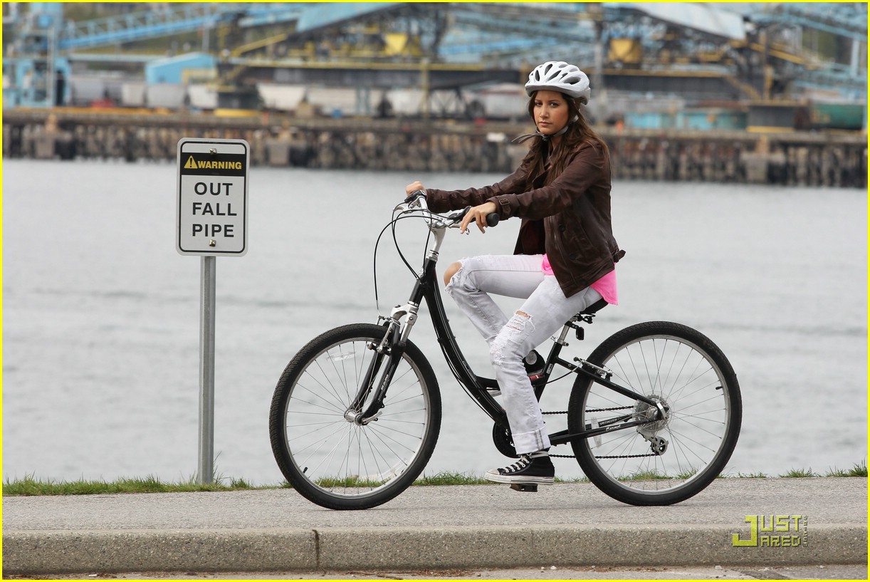 Ashley Tisdale & Scott Speer: Bike Ride Around Vancouver | Photo 367008