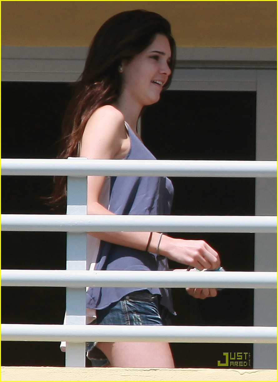 Kendall & Kylie Jenner: Intermixing in Miami | Photo 364857 - Photo