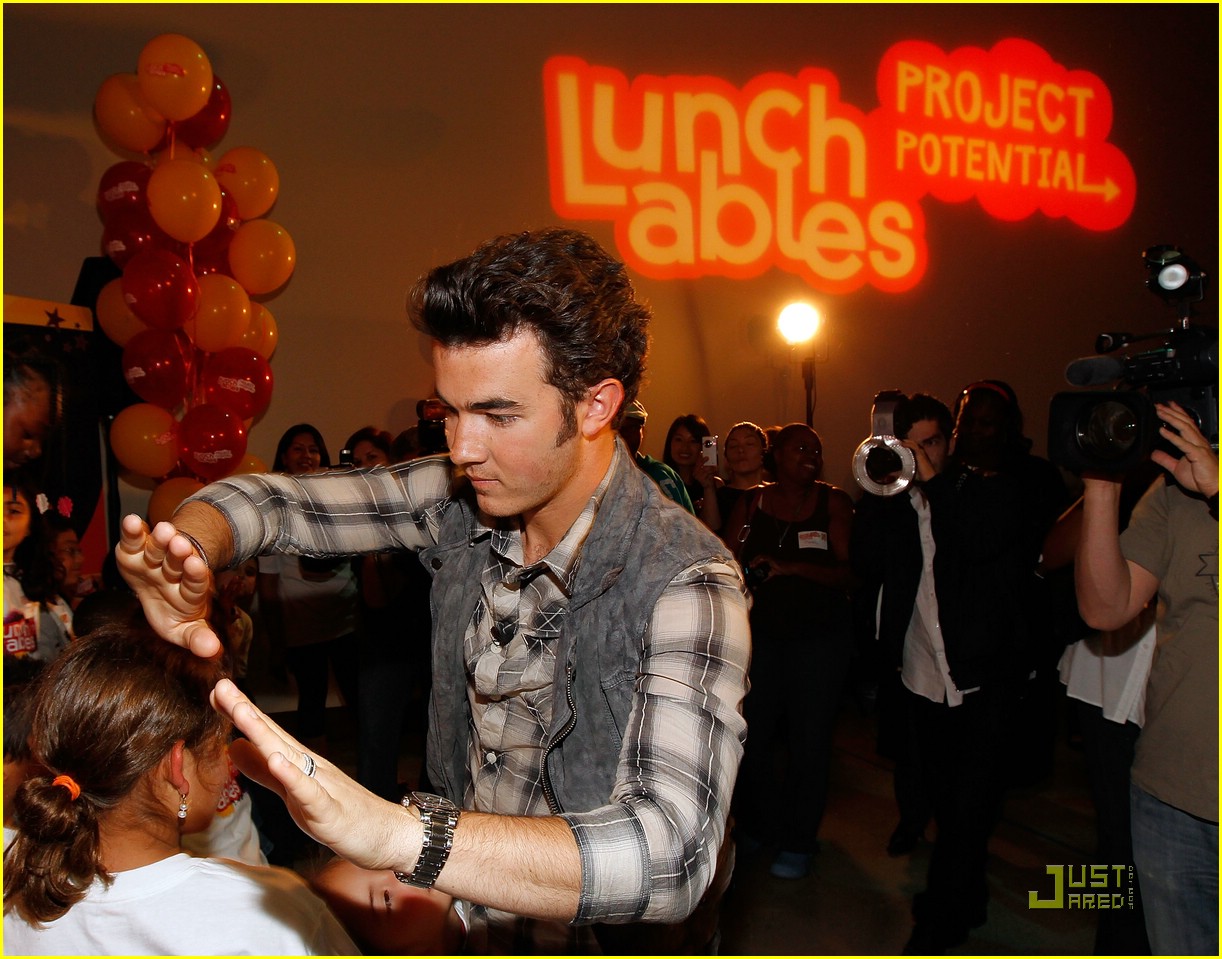 Kevin Jonas Field Trips For All With Lunchables Photo 367998 