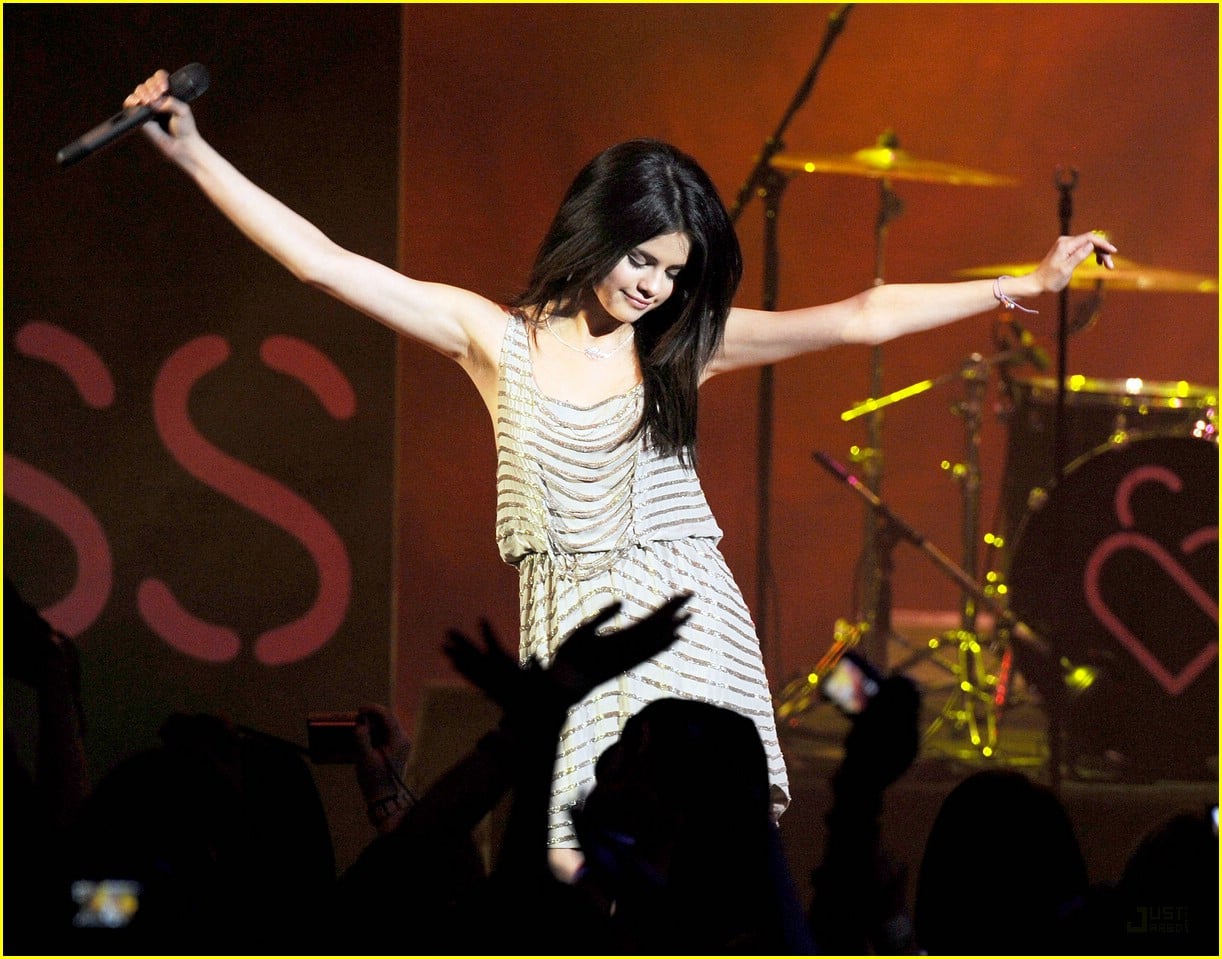 Full Sized Photo of selena gomez o2 arena concert 16 | Selena Gomez