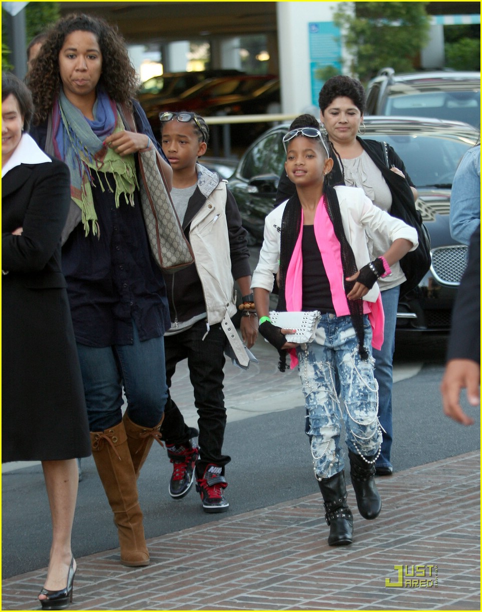 Jaden & Willow Smith Check Out The Perfect Game | Photo 365432 - Photo ...