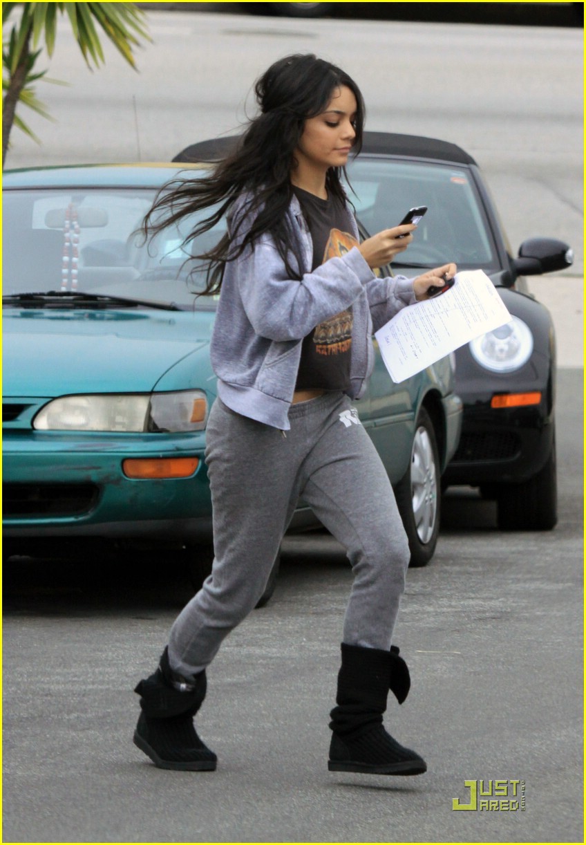 Vanessa Hudgens Picks Up The Studio Step | Photo 367437 - Photo Gallery