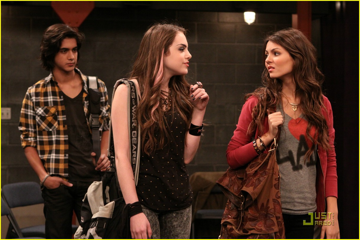Victoria Justice & Liz Gillies Stage Fight! Photo 366296 Photo