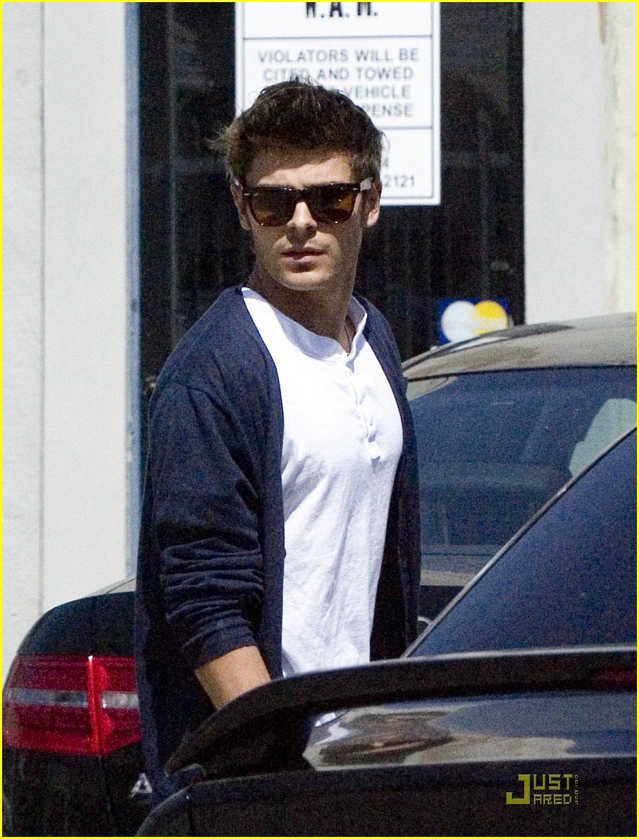 Full Sized Photo Of Zac Efron Runs Hollywood 07 Zac Efron Runs Around