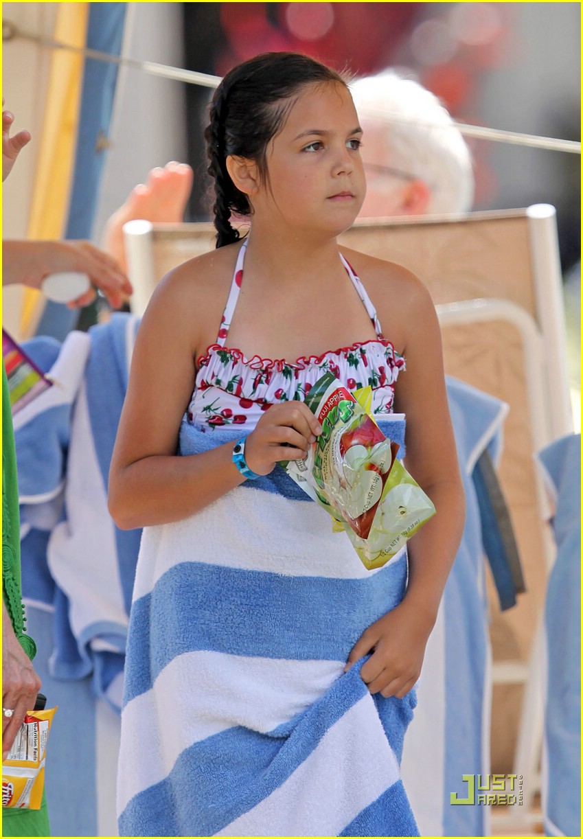 bailee madison bag chips hawaii 06