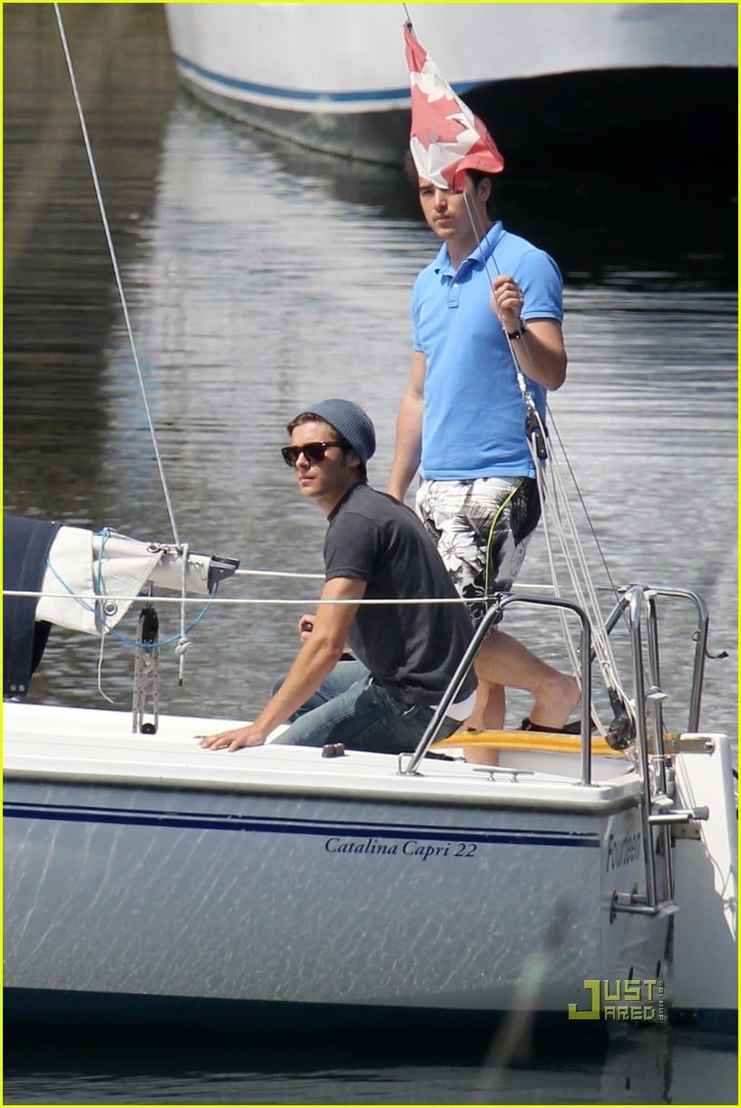 Full Sized Photo of zac efron sailing vancouver 01 Zac Efron Come