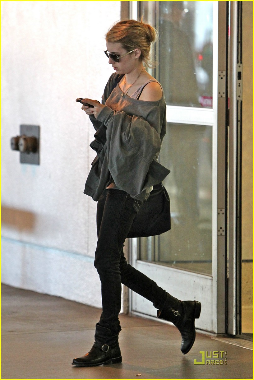 Emma Roberts: Laughing at LAX | Photo 368950 - Photo Gallery | Just ...