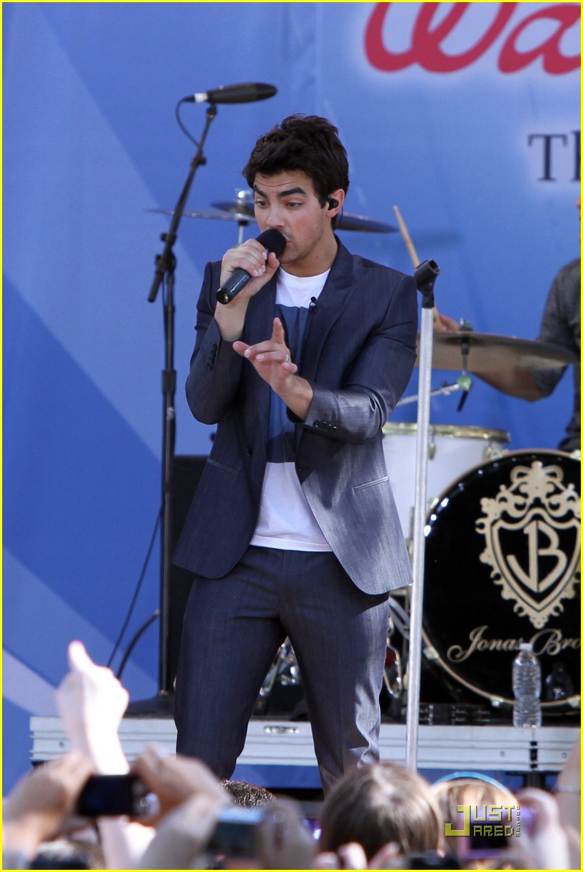 Full Sized Photo of jonas brothers demi lovato gma 26 | Demi Lovato