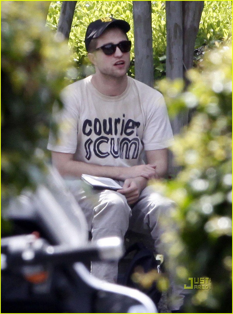 Full Sized Photo of robert pattinson shaved head 04 Robert Pattinson