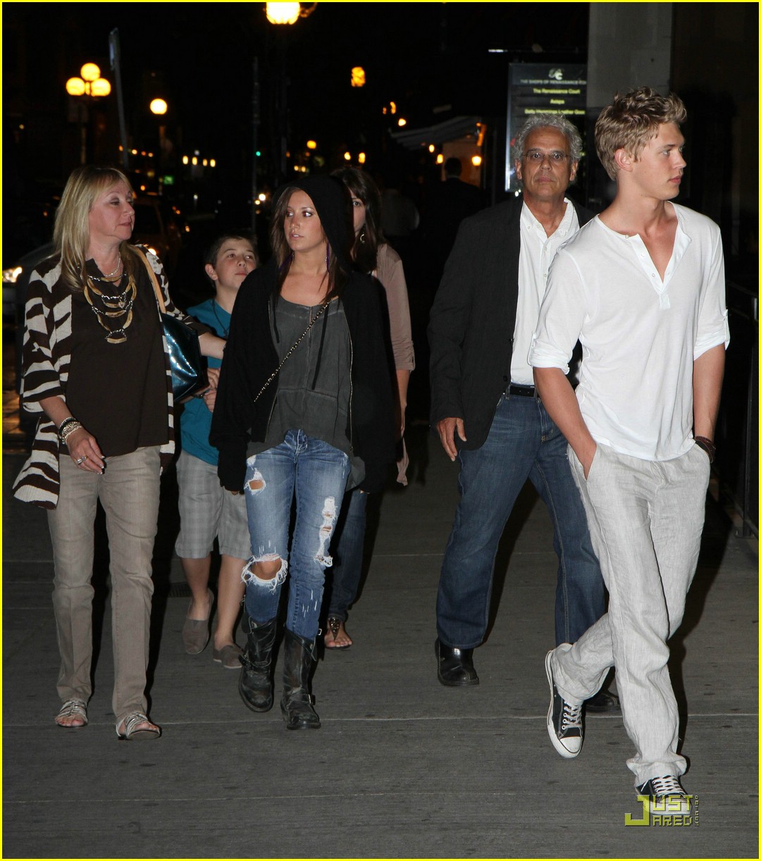 Full Sized Photo of ashley tisdale austin butler dinner 01 | Ashley ...