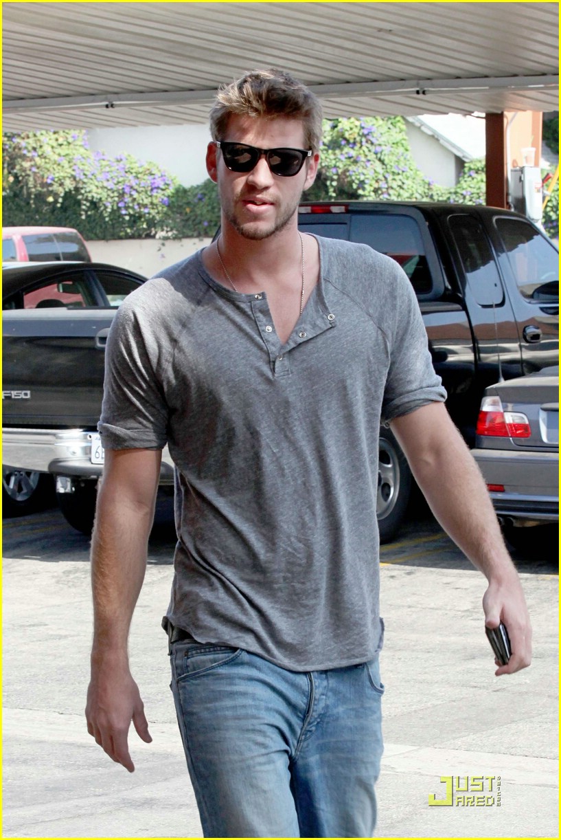 Liam Hemsworth is a Starbucks Stud | Photo 375300 - Photo Gallery ...