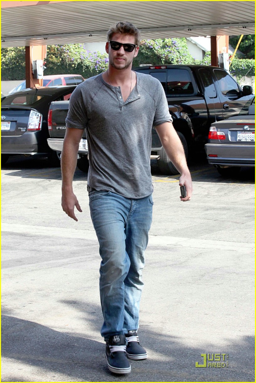 Liam Hemsworth is a Starbucks Stud | Photo 375301 - Photo Gallery ...