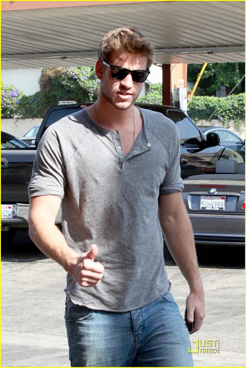 Liam Hemsworth is a Starbucks Stud | Photo 375305 - Photo Gallery ...