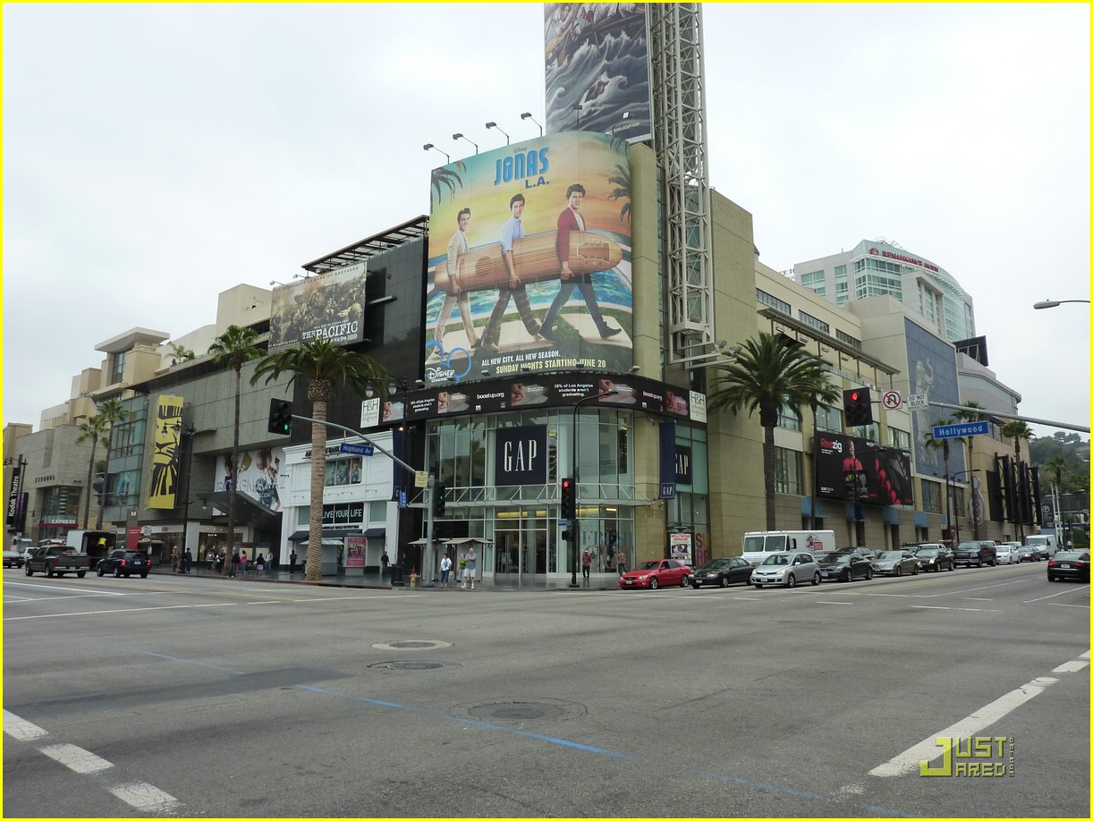 Full Sized Photo of jonas brothers hollywood highland 03 | Jonas