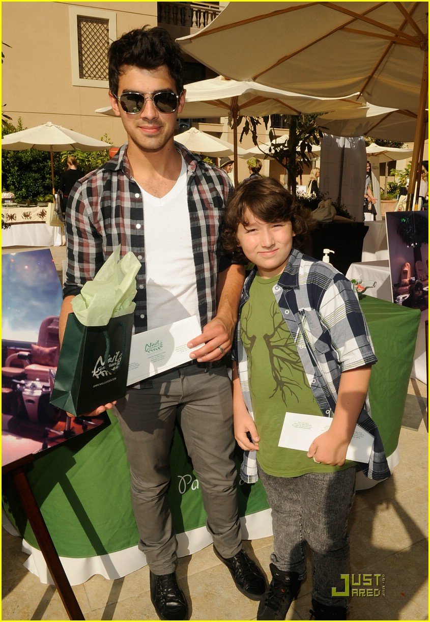 Joe & Frankie Jonas Go Gifting | Photo 372288 - Photo Gallery | Just ...